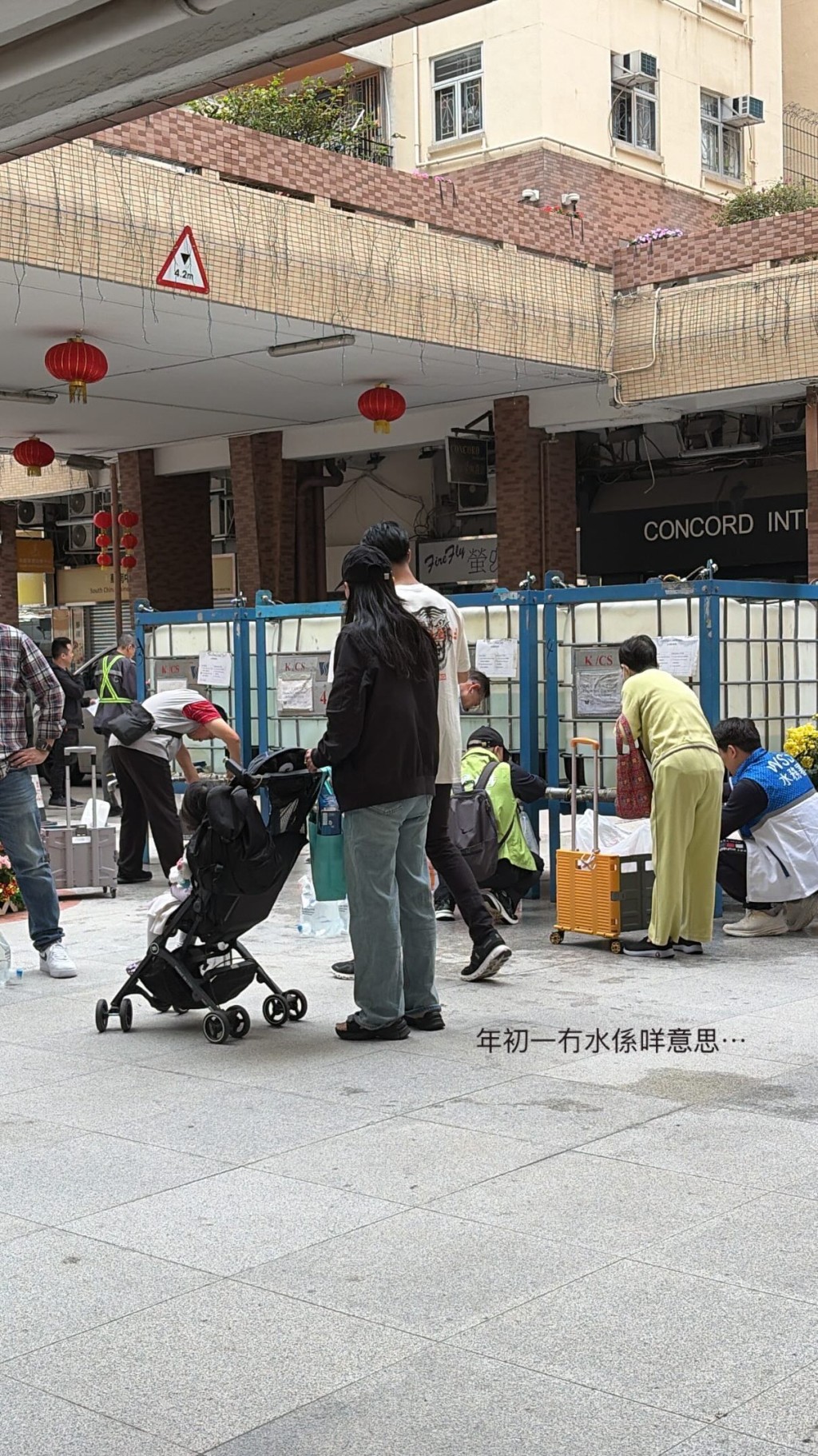居民落樓「撲水」。網圖
