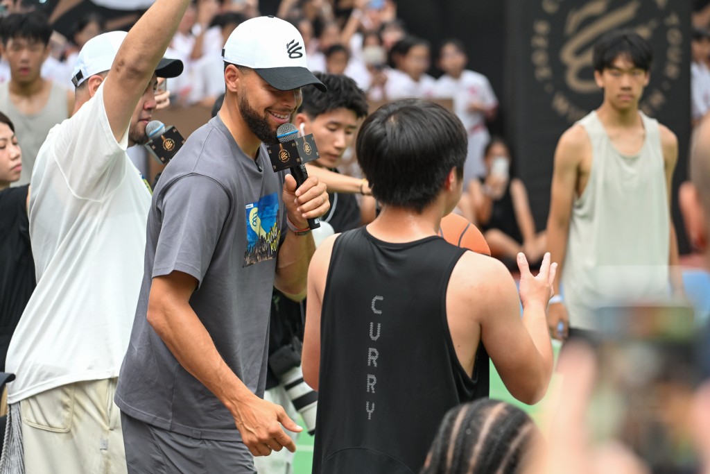 居利親身落場和學生玩投籃遊戲。魏國謙攝