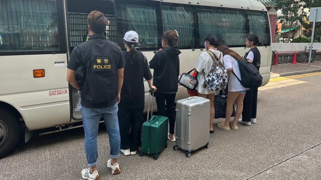 警方聯同入境處大埔掃黃,拘捕15名內地女子。警方圖片