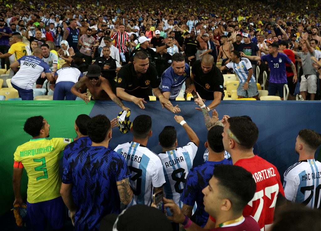 巴西和阿根廷球员走近看台试图安抚己方球迷。路透社