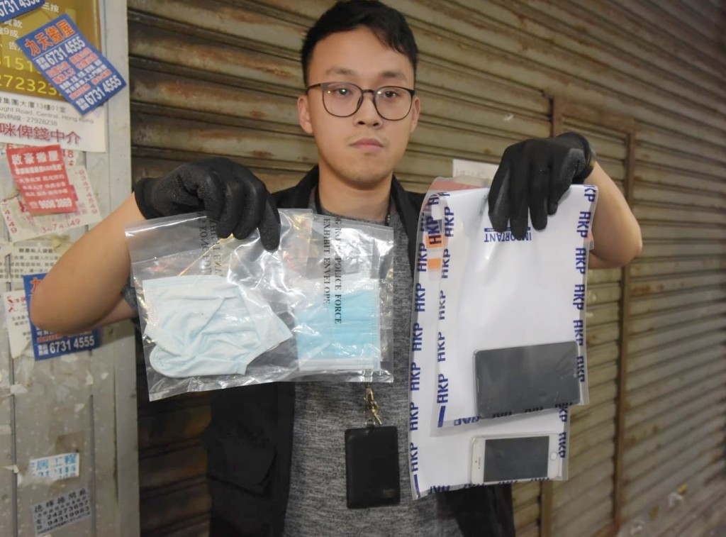 警方亦在單位內撿獲口罩及手機。