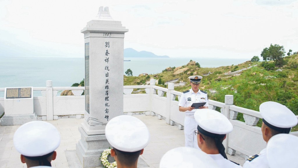 駐香港部隊官兵代表向劉春祥抗日英雄群體紀念碑敬獻花籃。