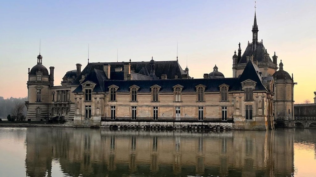 Auberge du Jeu de Paume位於巴黎以北約三十英里，距離決賽戰場法蘭西大球場四十分鐘車程，佔地七千八百公頃，屬於奧馬萊公爵的莊園，內有九十二間十八世紀法式風格客房。