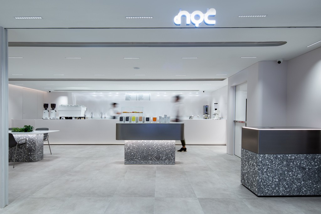 新分店裝潢貫徹簡約風格,特別以遊艇為題。 新分店裝潢貫徹簡約風格,特別以遊艇為題。