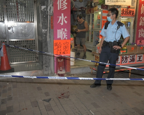 警員將現場地下血漬圍封。