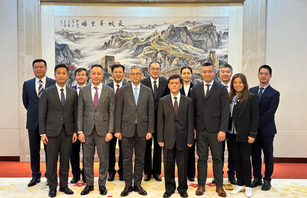廉政專員胡英明（左）去年9月重啟外訪及與海外反貪機構交流。