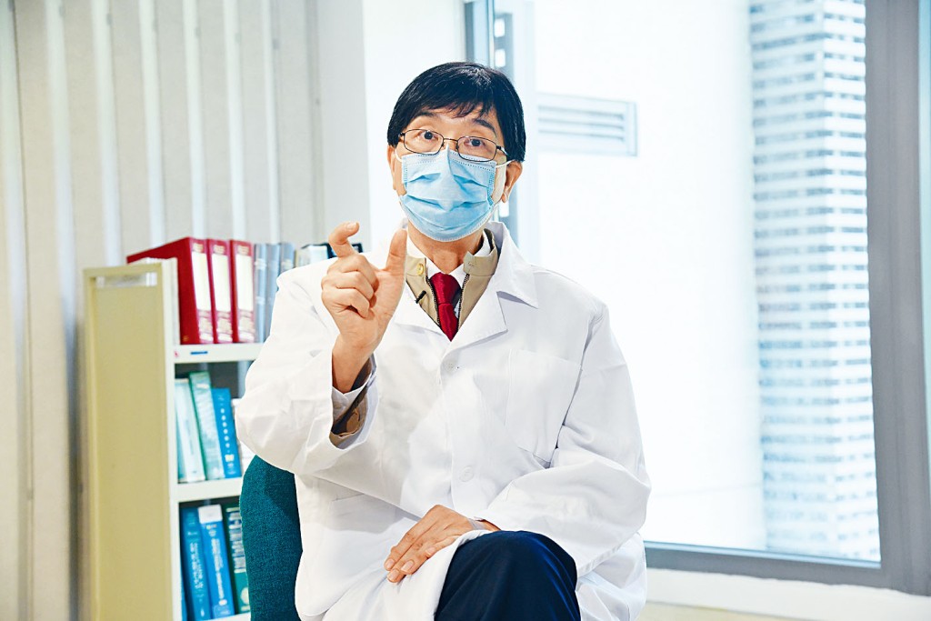 袁國勇表示，單日宗數要回落至十多宗，要靠強制戴口罩及禁堂食等限制。