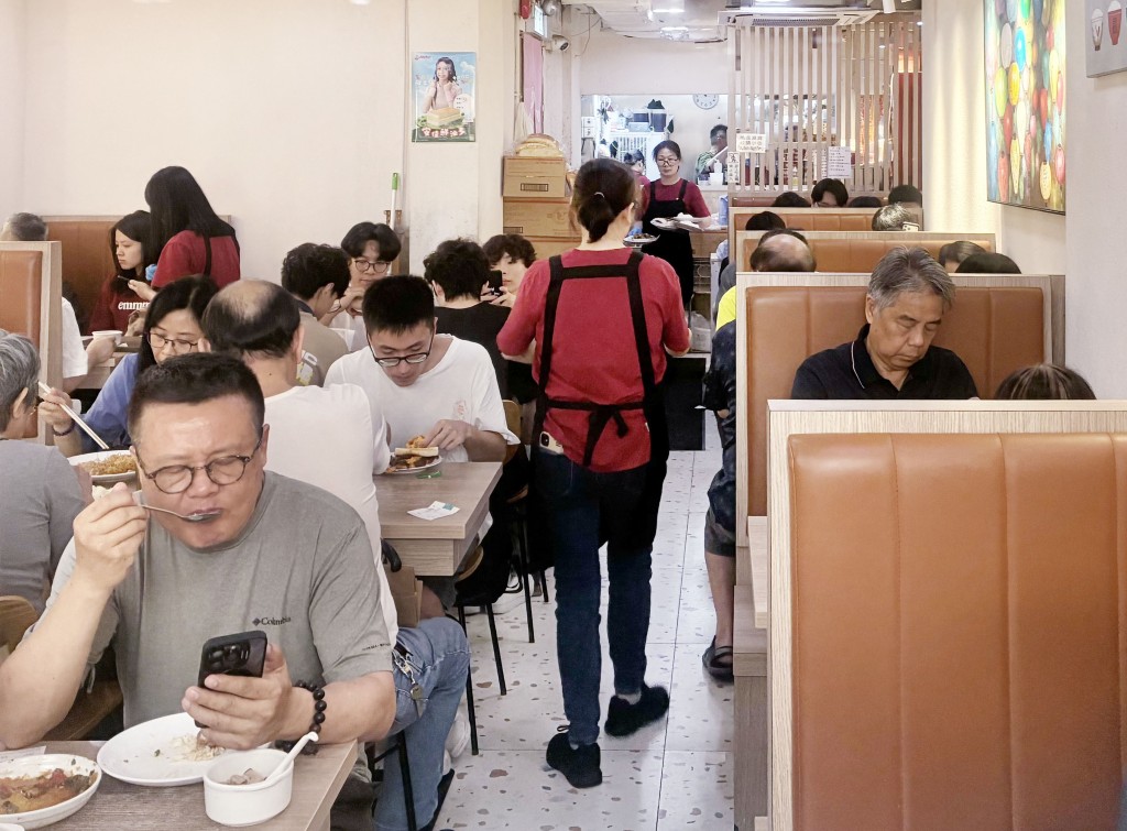 政府消息人士解釋,飲食業佔整體輸入勞工人數佔逾四成,涉嫌違規情況亦較嚴重,須最優先處理。 政府消息人士解釋,飲食業佔整體輸入勞工人數佔逾四成,涉嫌違規情況亦較嚴重,須最優先處理。