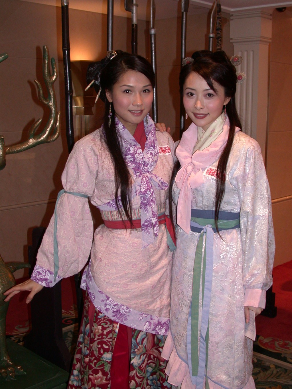 袁彩雲（左）古裝扮相可人。