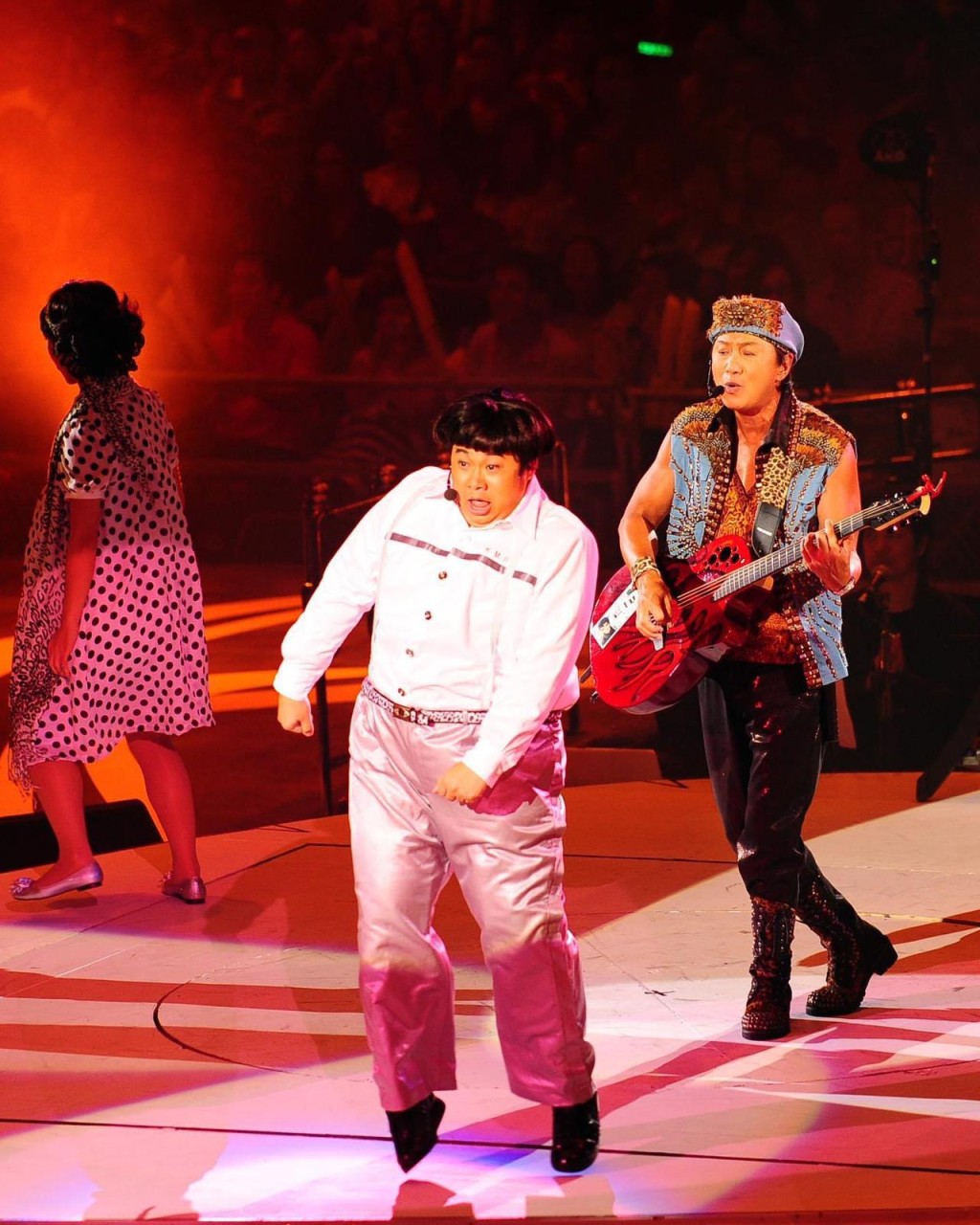 當年的「肥仔東」曾經喺紅館伴住許冠傑表演。