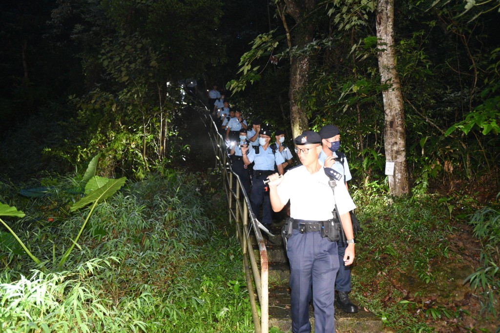 東九龍衝鋒隊及機動部隊，以及警犬隊加強在飛鵝山井欄樹一帶巡邏。(尹敬堂攝)