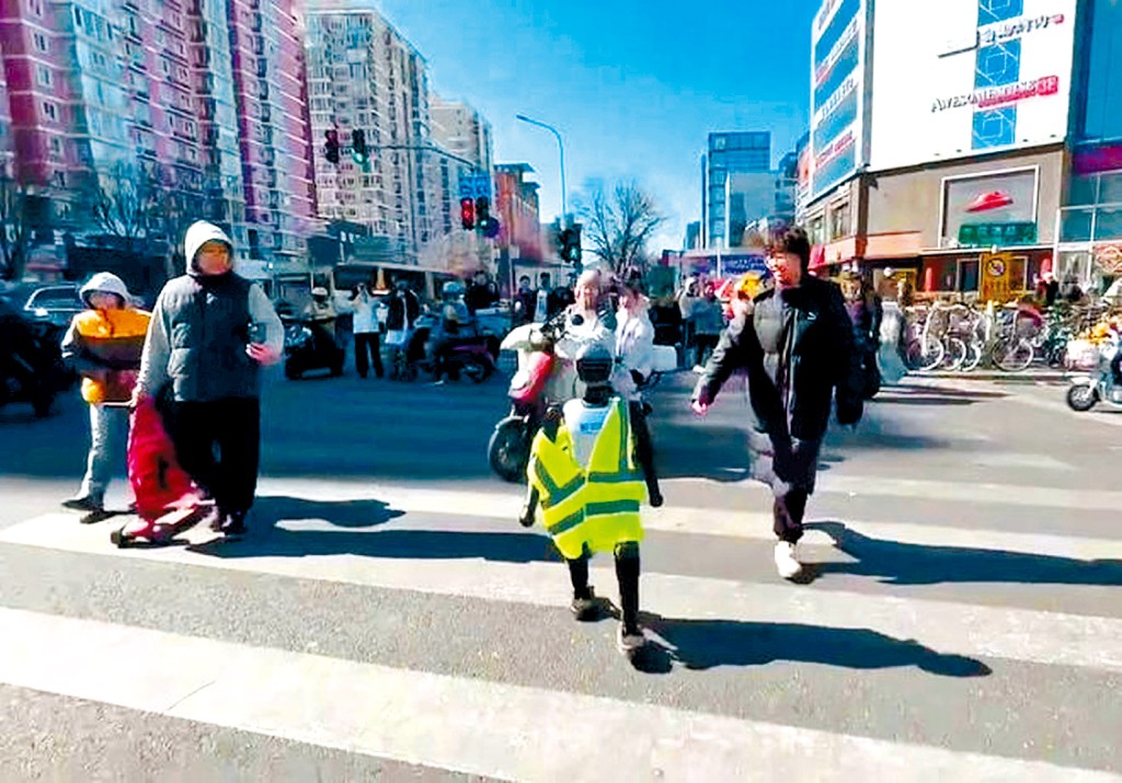 北京街頭現山寨版機械人交警，吸引大量行人圍觀，引起混亂。