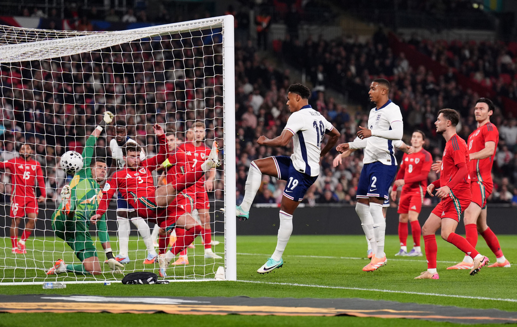 屈堅斯為英格蘭射成2:0。美聯社 屈堅斯為英格蘭射成2:0。美聯社