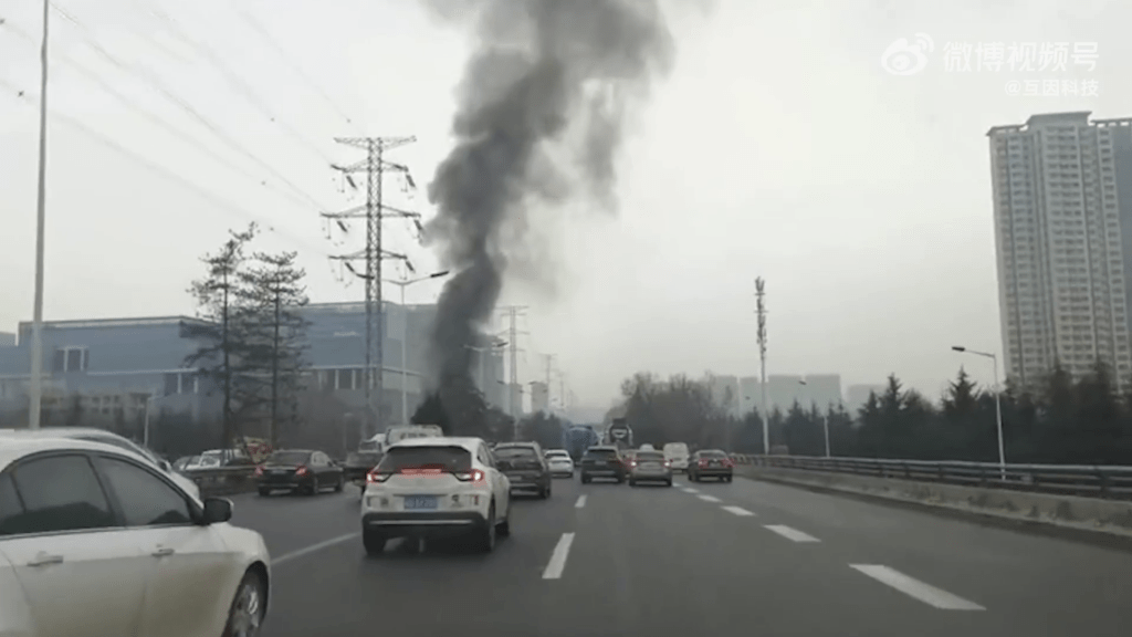 西安一新能源車當街自燃，遠處也看到黑煙冒出。