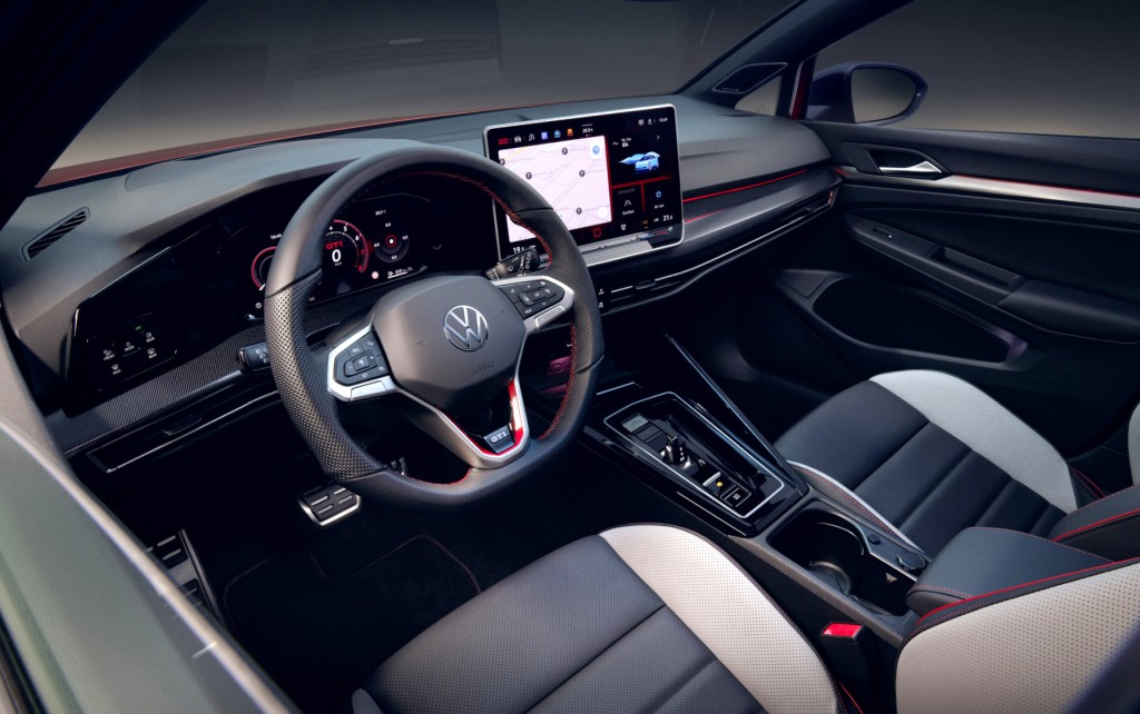 多功能真皮跑車軚盤兩旁，用回實體鍵操控。