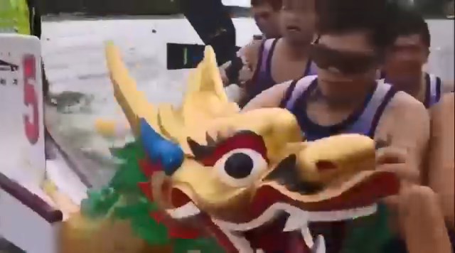 沙田城門河今日亦有一艘龍舟在比賽期間遭另一艘龍舟直撞,導致船上眾人東歪西倒。網上片段截圖 沙田城門河今日亦有一艘龍舟在比賽期間遭另一艘龍舟直撞,導致船上眾人東歪西倒。網上片段截圖