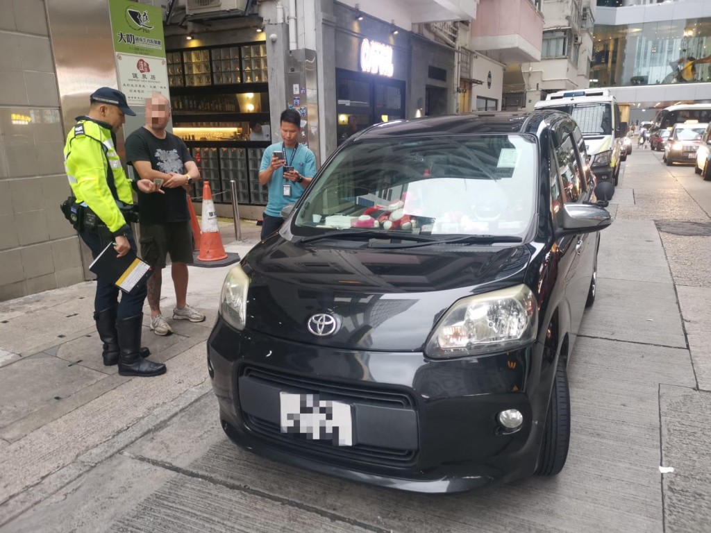 警方截獲涉案白牌車時情況。警方提供 警方截獲涉案白牌車時情況。警方提供