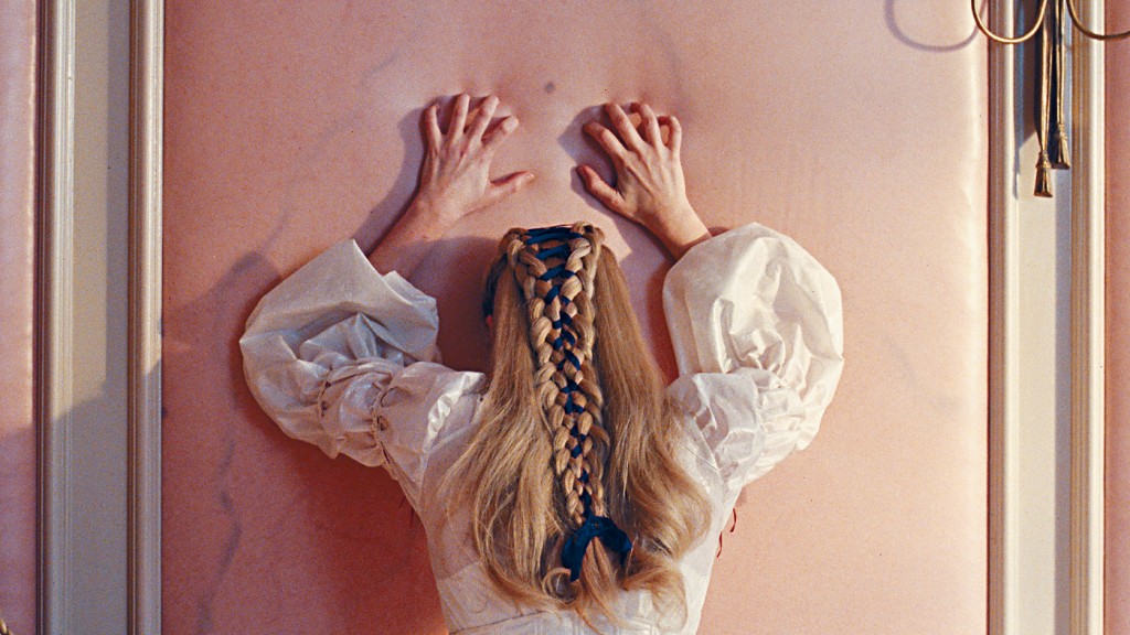 女主角的臥室有一幅令人不寒而慄的「皮膚牆」。