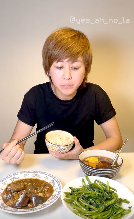 唐寧煮了兩餸一湯，但獨自在吃飯時顯得有點落寞。