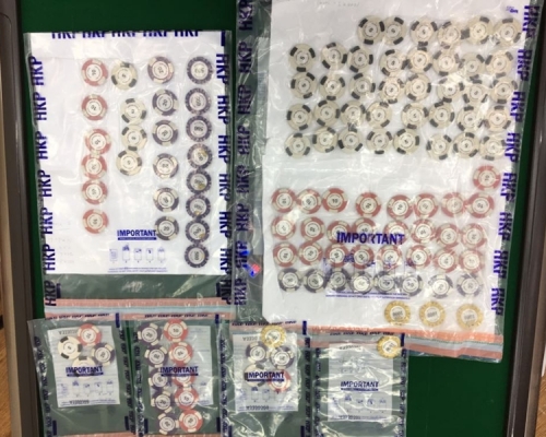 人員檢獲約6445元籌碼及賭款及一批賭具。警方提供