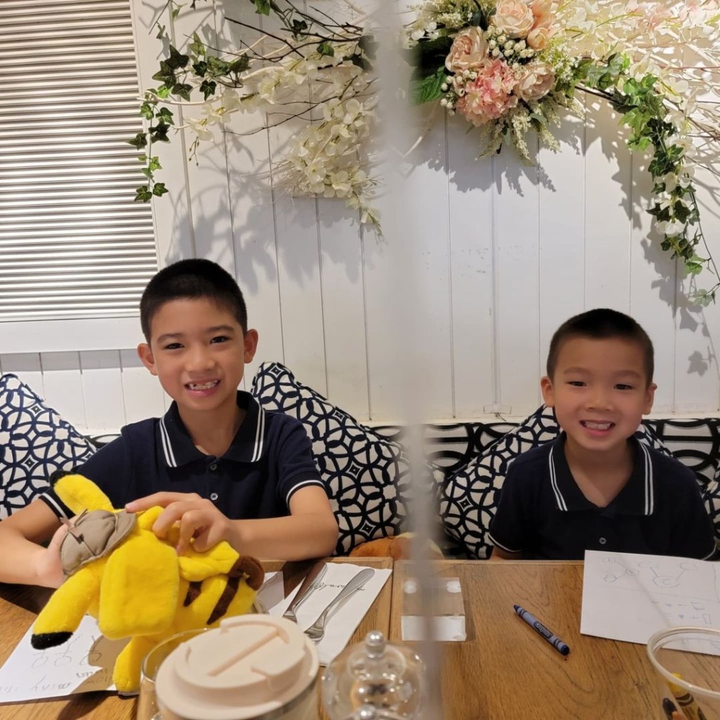 囝囝穿上「兄弟裝」。