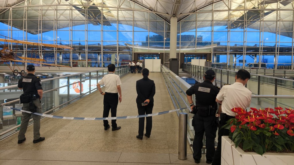 警方封鎖現場調查。黃文威攝 警方封鎖現場調查。黃文威攝