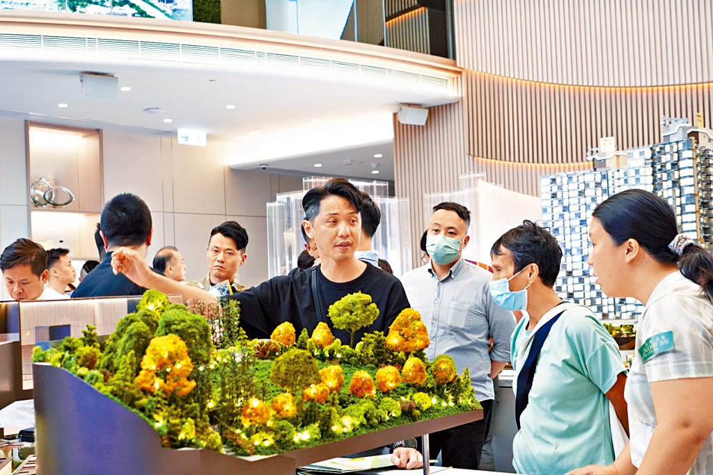 黃金海灣.意嵐位於尖沙咀的展銷廳,昨日繼續有不少市民到場參觀。