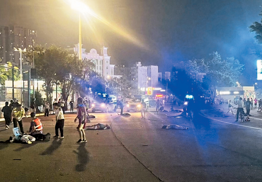 汽車高速撞向人群，造成35人死亡。