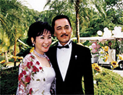 2000年狄波拉與任機師的江耀城（鬍鬚Kong）結婚。