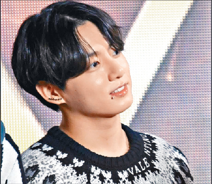 ■柾國戴上唇環,成為網民熱話。