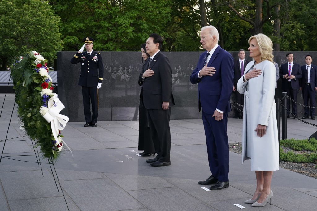 尹锡悦与夫人金建希在拜登伉俪陪同下，在华盛顿的韩战纪念碑致送花圈和鞠躬致意。AP