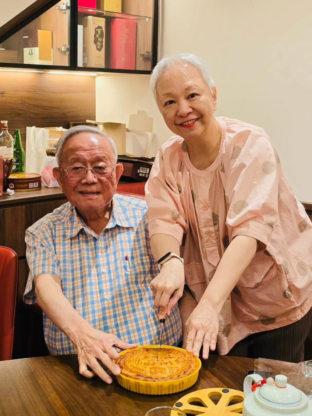 陳秋霞和拿督老公鍾廷森齊慶結婚45周年。