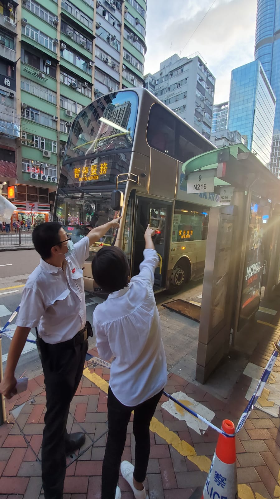 鋁窗首先擊中巴士站上蓋,再反彈擊中九巴車身。