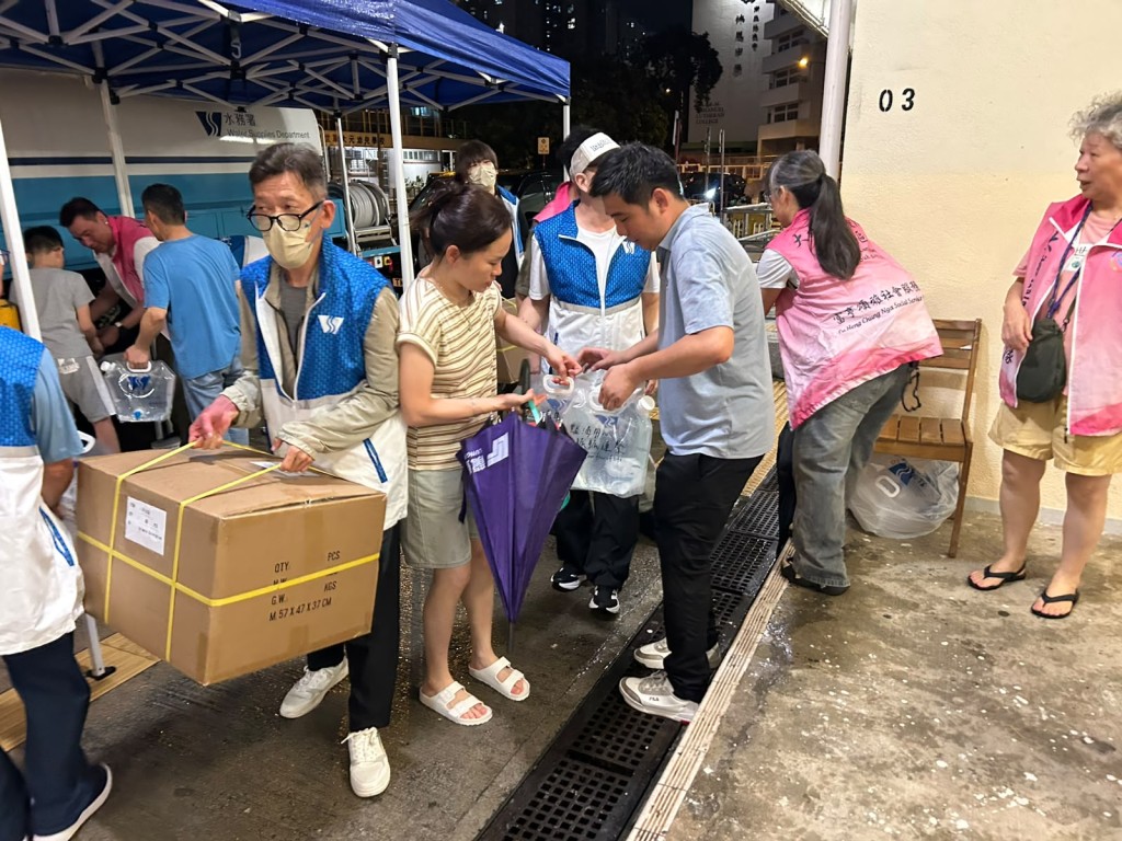 陸續有市民冒雨到來取水應急。曾志恒攝