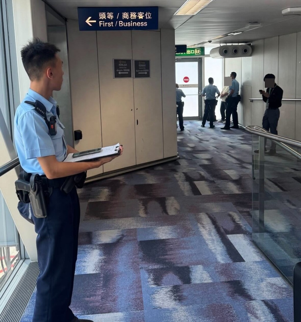 •我哋報完警之後，還有其他乘客Check bag（檢查袋子）走出嚟話不見錢，又做咗件善事，勁過扶阿婆過馬路，Yeah（耶）。Threads截圖
