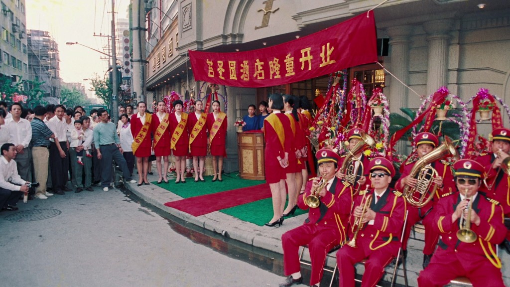 昔日黄河路的高级饭店多不胜数，由于当时正值香港影视业的黄金年代，故 当时不少香港艺人获邀到黄河路饭店担任剪彩嘉宾。