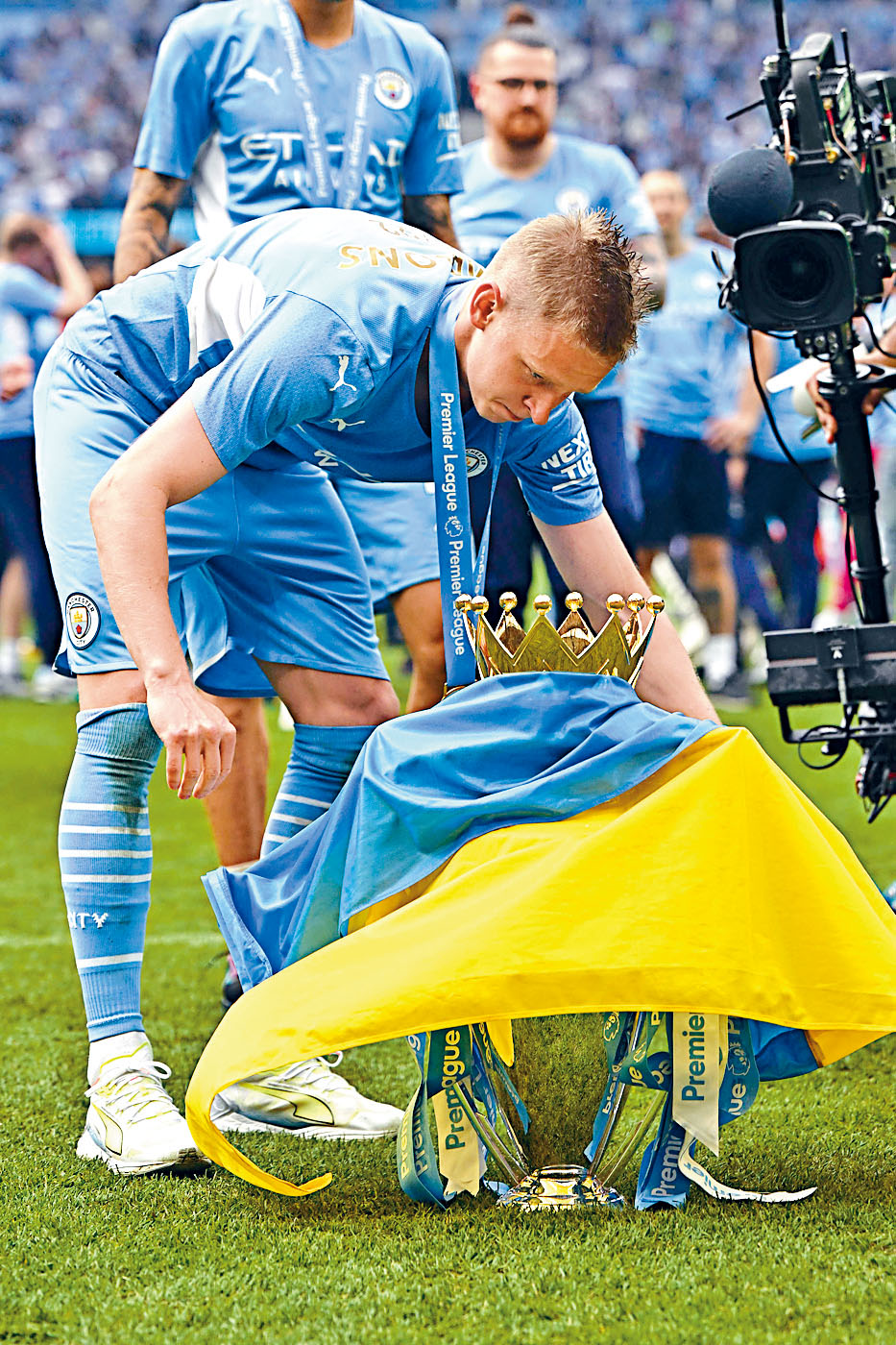 辛真高將烏克蘭國旗蓋在英超獎盃上。