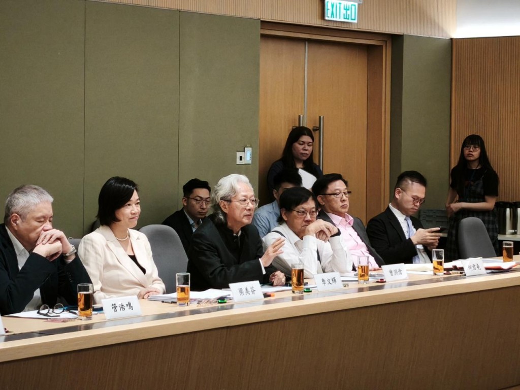 梁美芬教授率領七名立法會議員及十二名核心成員,前往政府總部向政制及內地事務局局長謝小華正式提交《就香港特別行政區經濟和社會發展第一個五年規劃——發展民間外交融入及服務國家大局建議書》。 梁美芬教授率領七名立法會議員及十二名核心成員,前往政府總部向政制及內地事務局局長謝小華正式提交《就香港特別行政區經濟和社會發展第一個五年規劃——發展民間外交融入及服務國家大局建議書》。