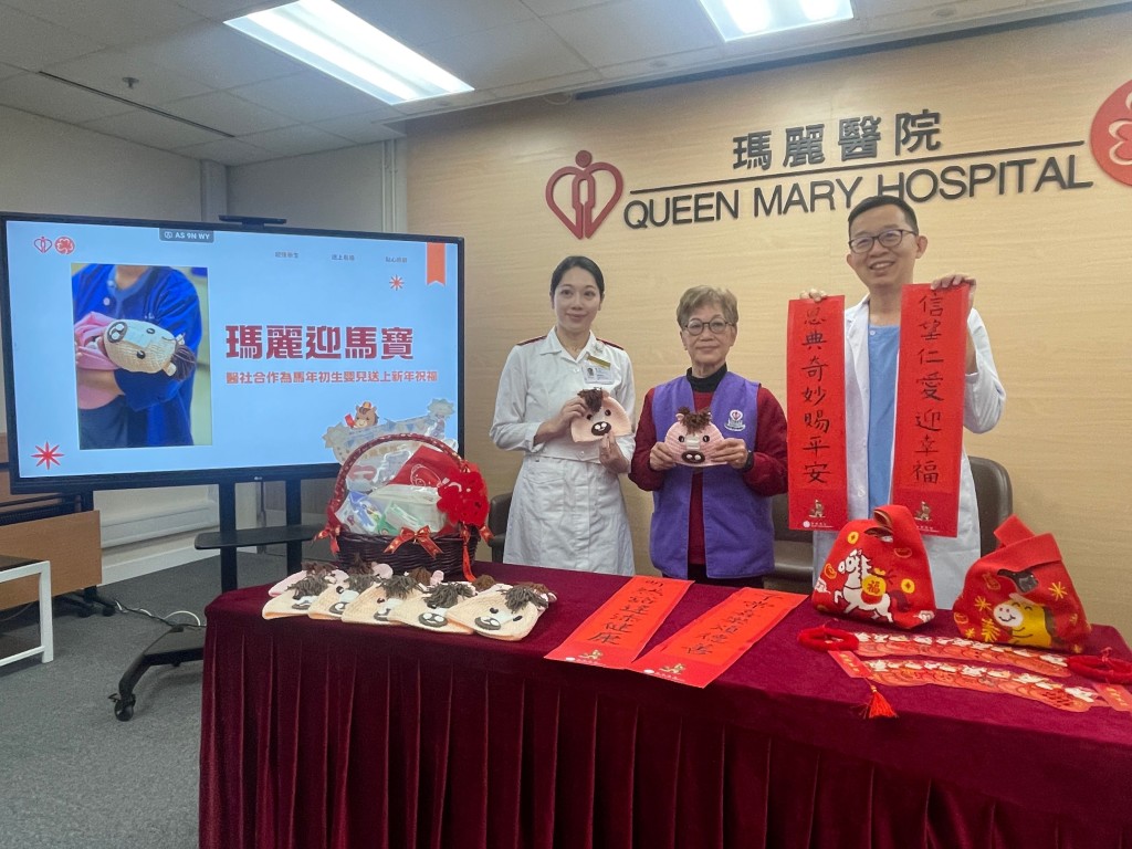 （左起）瑪麗醫院婦產科病房經理陳曉彤、瑪麗醫院病人資源中心義工張玉蓮（Joyce）、瑪麗醫院兒童及青少年科副顧問醫生蘇文庭。蕭博禧攝