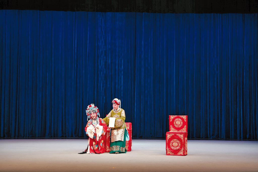 《回荊州》中一場〈別母〉由齊愛雲(飾孫尚香)與屈巧哲(飾吳國太)演繹,唱腔講究,感人至深。 《回荊州》中一場〈別母〉由齊愛雲(飾孫尚香)與屈巧哲(飾吳國太)演繹,唱腔講究,感人至深。
