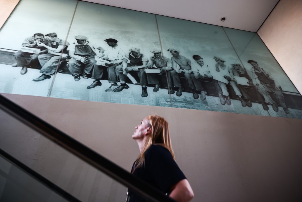 美國《時代》雜誌這期封面採用了一幅人工智能（AI）生成的圖像，重新演繹1932年經典照片「摩天大樓頂上的午餐」。路透社