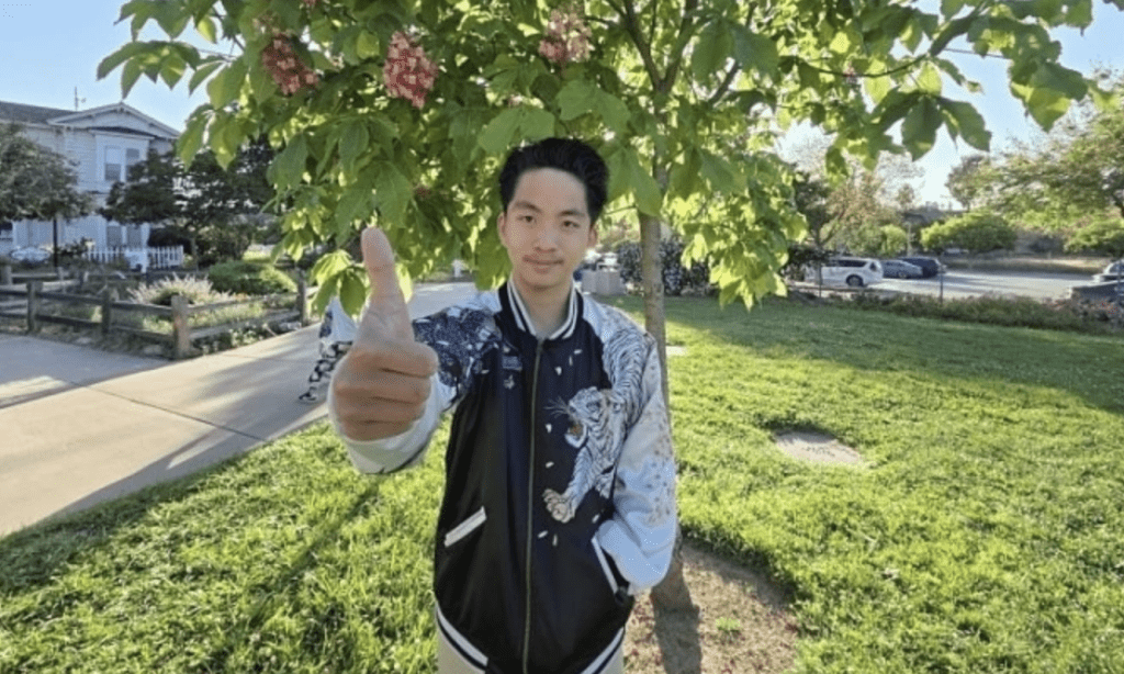 美籍越南裔男孩阮晟怡（Sunny Nguyen）年僅13歲，卻已被美國超過100間大學錄取，獲得總值約300萬美元的獎學金資助。Sunny Nguyen fb