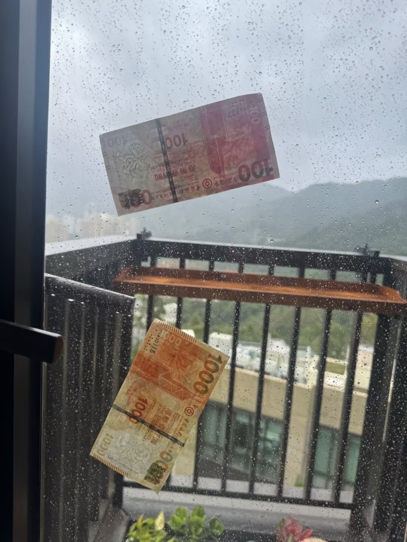 居於黃竹坑的網民表示，自己的玻璃窗貼有一張100元及一張1000元。threads@black_brother178圖片