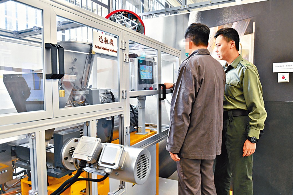 懲教署去年於赤柱監獄設立首個三維產品創意設計工場，將咖啡渣轉化為3D打印物料。