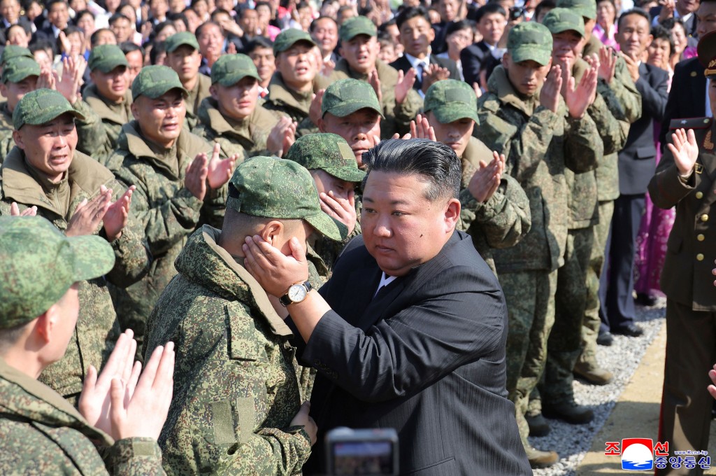 金正恩勉勵擾俄官兵。法新社 金正恩勉勵擾俄官兵。法新社