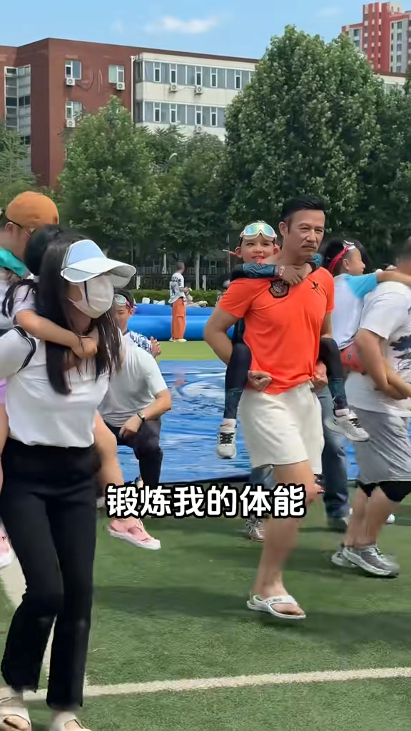 李子雄陪兒子參加運動會,網民留意到穿上拖鞋落場。 李子雄陪兒子參加運動會,網民留意到穿上拖鞋落場。