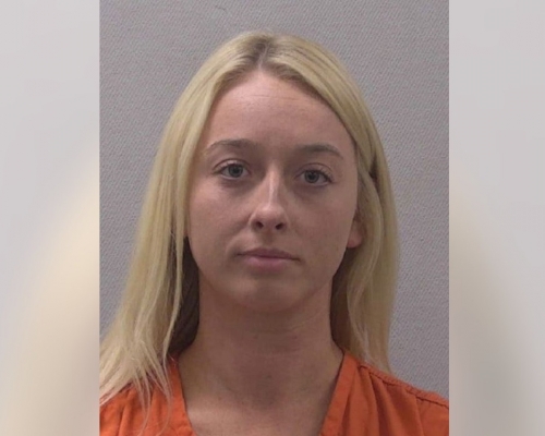 美國女教師韋絲將含大麻糖果送給學生,面臨起訴。網圖