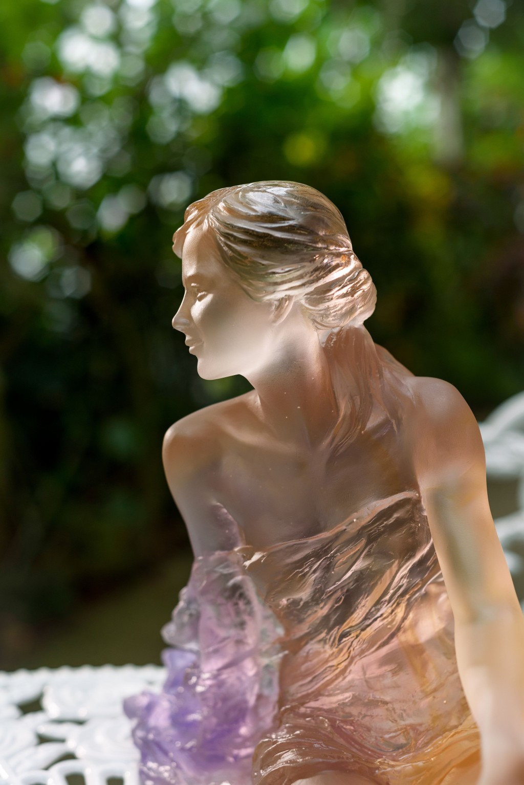 《Amber Pink Vent Léger輕風》設計源於Daum與中國雕塑藝術家羅麗蓉合作的經典作品《Vent Léger輕風》，今年以全新琥珀粉版亮相，限量75件。（$132,880）