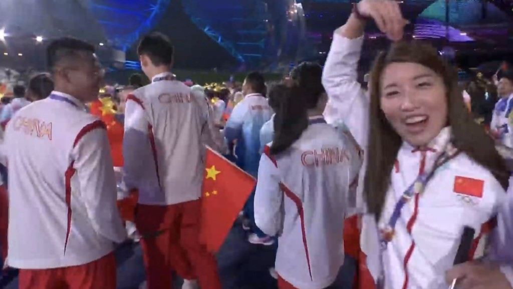 中国羽毛球运动员黄雅琼对镜头比心。