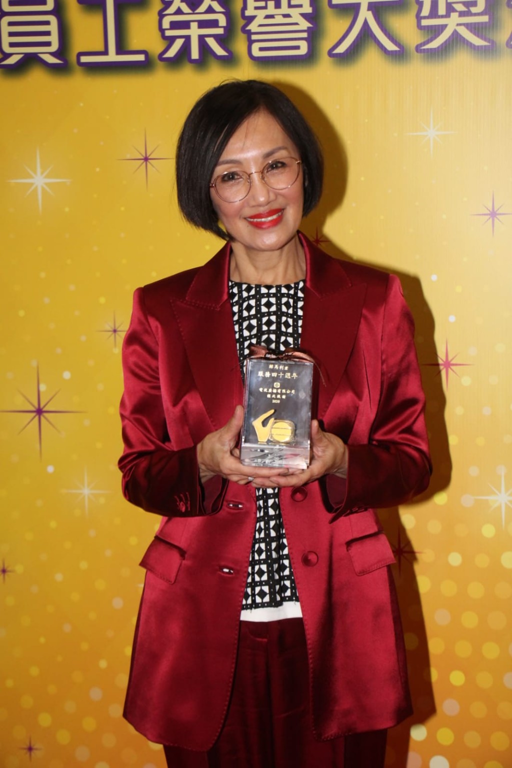 74年加入TVB的韓馬利獲服務40年的獎項。